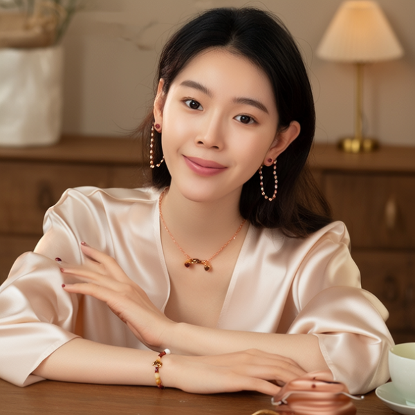 生活瞬间，美女，韩系美女，丝绸，美妆广告，家庭餐桌，4K超清，写实风格，温馨，柔和室内光，细腻皮肤，项链，耳环，手链。