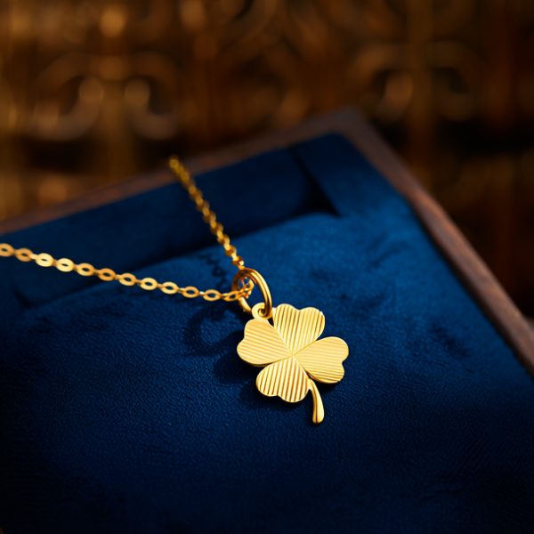 黄金吊坠四叶草图片