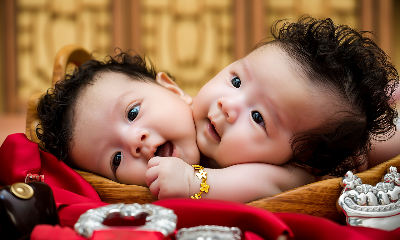 宝宝戴金手镯的图片