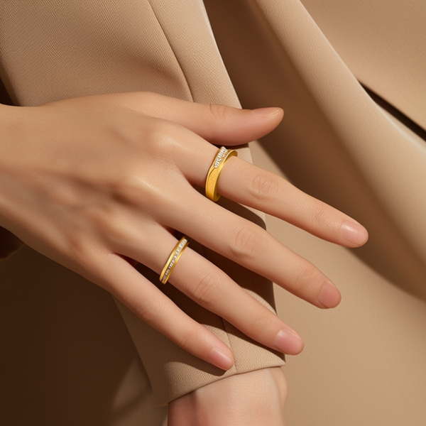 戴金戒指的手图片大全